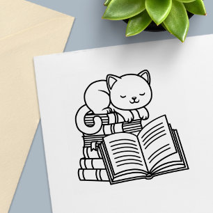 Tampon Auto-encreur Chat mignon au-dessus de la pile de livres