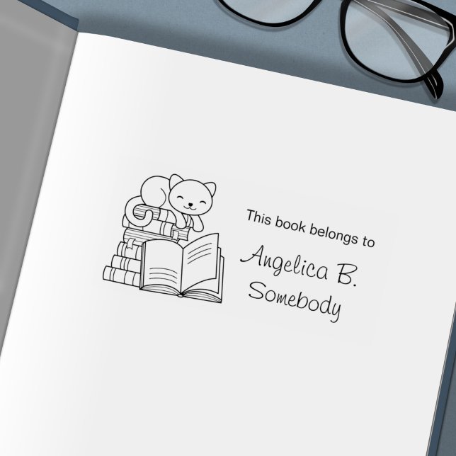 Tampon Auto-encreur Cute Chat sur le dessus de la pile de livres - Pla (Créateur téléchargé)