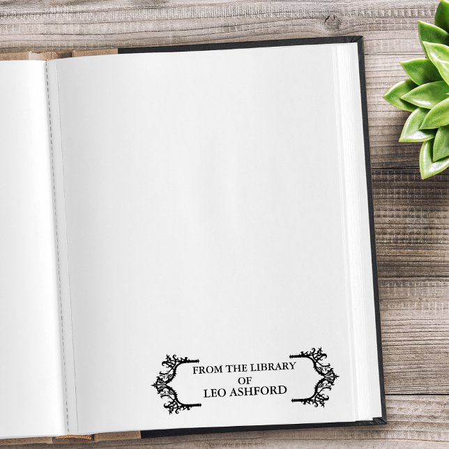 Tampon Auto-encreur De La Bibliothèque De Nom Personnalisé Orné Gothiq (Elegant Border From The Library Of Leo Ashford)