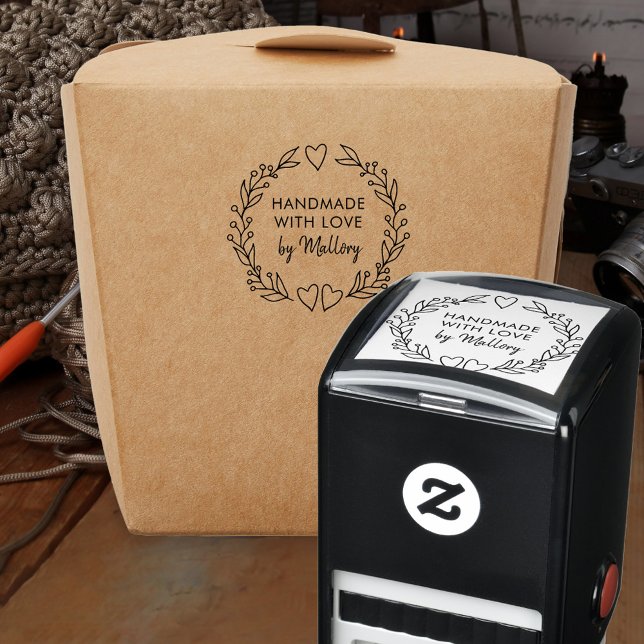 Tampon Auto-encreur Fabriqué à la main avec Doodle d'amour couronne bo (Handmade with Love signed self-inking stamp with line drawn wreath)