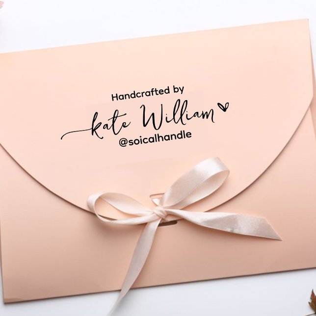 Tampon Auto-encreur Fait à la main par (texte personnalisé) + nom, fém (Créateur téléchargé)