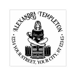 Tampon Auto-encreur Fille perchée sur des livres en lecture #2 Nom Adr