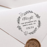 Tampon Auto-encreur Floral Wreath Family Rustic Script Return Adresse<br><div class="desc">Ce design est parfait pour toute famille à la recherche d'un accessoire postal avec personnalité! Ce timbre comporte une couronne florale composée de nombreuses branches dessinées à la main avec votre nom de famille et votre adresse de retour à l'intérieur. Cliquez sur le bouton "personnaliser ce modèle" et entrez vos...</div>