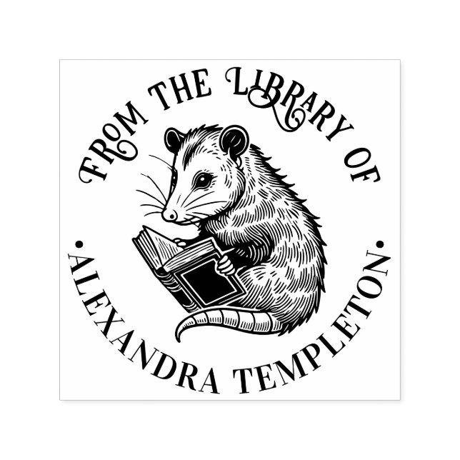 Tampon Auto-encreur Joli opossum lisant le nom de la bibliothèque #1P (Design)