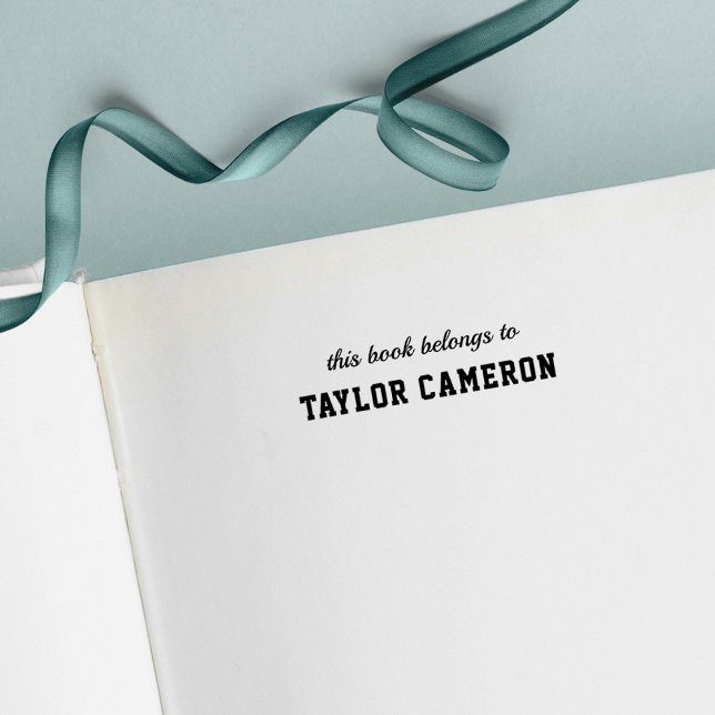 Tampon Auto-encreur Script & Serif Varsity Style Ce livre appartient à (Créateur téléchargé)