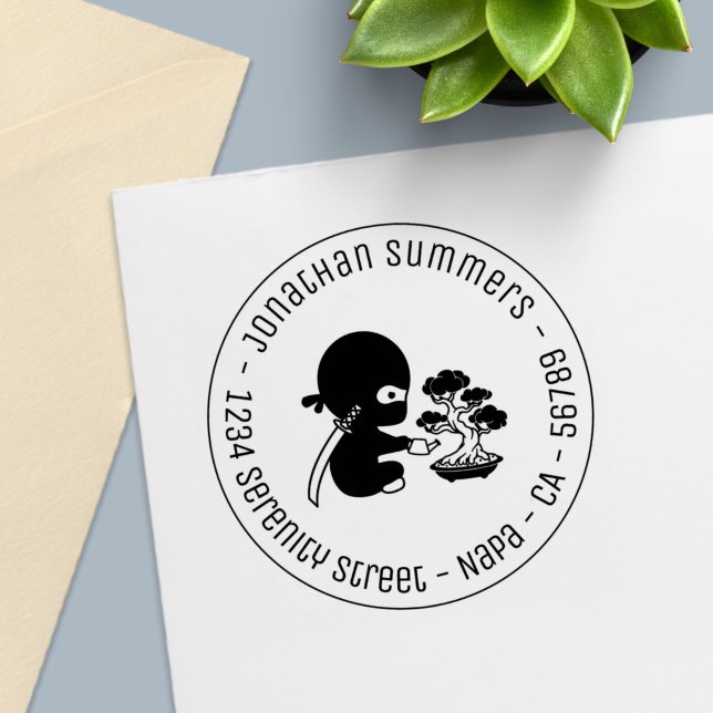 Tampon Auto-encreur Tiny Ninja Watering Bonsai Tree Round Address (Créateur téléchargé)