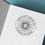 Tampon Auto-encreur Tournesol de la bibliothèque du livre nom personna<br><div class="desc">De la bibliothèque de ou ce livre appartient à l'estampille en caoutchouc avec un dessin d'un beau tournesol au centre et votre texte personnalisé et votre nom dans une police sans-serif moderne.</div>
