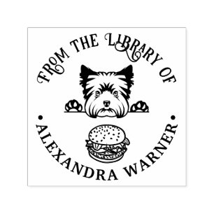 Tampon Auto-encreur Yorkshire Terrier regardant un livre de bibliothèq