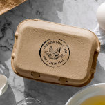 Tampons Encreurs Carton d'oeuf de poulet décoratif vintage tiré à l<br><div class="desc">Ce timbre d'art du bois est l'ajout parfait pour votre ferme familiale ou familiale! Doté d'un poulet rustique dessiné à la main avec des oeufs et des branches. Votre nom de famille ou nom d'entreprise et "OEufs frais quotidiens" apparaissent dans une typographie ronde vintage. Une frontière circulaire en détresse encadre...</div>