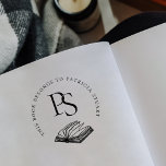 Tampons Encreurs Ce livre appartient à un nom personnalisé monogram<br><div class="desc">Ce tampon en bois personnalisé 'CE LIVRE APPARTIENT À' est parfait pour les bibliothécaires,  les enseignants,  les amateurs de livres,  etc. Il présente une illustration dessinée à la main d'un livre ouvert,  une typographie sérif ronde et des initiales élégantes.</div>