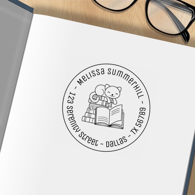 Tampons Encreurs Chat heureux sur le dessus de la pile de livres Ad (Créateur téléchargé)