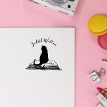 Tampons Encreurs Créez vos propres livres Vintages personnalisés po<br><div class="desc">Créez votre propre chat vintage assis sur le tampon du livre ! Votre nom personnalisé dans le script de calligraphie moderne se courbe doucement au-dessus de la silhouette du chat. Le livre est orné de "ex libris" dans la même police. Pour customiser ce joli timbre de bibliothèque, cliquez sur le...</div>