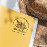 Tampons Encreurs De la bibliothèque de Lire Amour Rendre livre<br><div class="desc">Lisez-le, aimez-le et rendez-le ! Ce tampon en bois personnalisable représente une illustration dessinée à la main de quatre livres empilés les uns sur les autres, le livre du dessus étant ouvert. Derrière les livres, il y a des feuilles botaniques. Autour de l'illustration, il y a un cadre circulaire composé...</div>