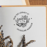Tampons Encreurs De la bibliothèque de livre botanique ancien initi<br><div class="desc">Un joli tampon en bois avec lettrage rustique, feuilles botaniques et branches d'arbre ! "De la bibliothèque de" et votre nom personnalisé sont écrits en texte courbe autour de l'illustration centrale. Le texte est en lettres majuscules fantaisistes de style écriture manuscrite. L'illustration présente une pile de livres, le livre du...</div>