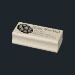Tampons Encreurs Heureux Hanoukka Chanukah Challah Pain Adresse<br><div class="desc">Le timbre en caoutchouc présente une illustration originale d'une miche de pain d'allah. Parfait pour Hanoukka ! Personnalisez simplement vos informations d'adresse.</div>