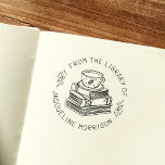 Tampons Encreurs Livre vintage de bibliothèque personnelle<br><div class="desc">Un design vintage et cosy en bois, plaque d'estampille en caoutchouc. Ce timbre présente une illustration dessinée à la main d'une tasse de thé ou de café au sommet d'une pile de livres. Mais rassurez-vous, un dessous de verre protège les livres de la chaleur ! Autour de l'extérieur de l'illustration...</div>