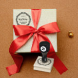 Tampons Encreurs Nom vintage Retro Christmas Wreath Liniar<br><div class="desc">Ce timbre en caoutchouc classique porte un nom et une date personnalisables,  orné d'un design vintage présentant une couronne de Noël dans un style de gravure linéaire. Idéal pour les mailings de saison,  il ajoute une touche de nostalgie et de charme à votre correspondance festive.</div>