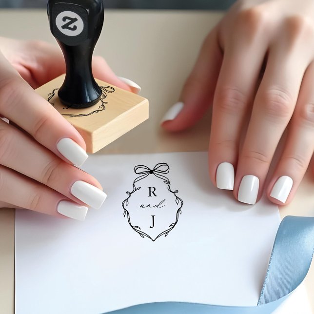 Tampons Encreurs Poignée à main chic et poignets de monogramme (Chic Hand Drawn Bow & Ribbon Monogram Crest Rubber Stamp)