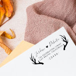 Tampons Encreurs Rustic Antlers & Cute Heart Mariage Adresse de ret<br><div class="desc">Un design de campagne mignon avec vos noms personnalisés dans une police de caractères manuscrits élégante,  un coeur audacieux et votre adresse de retour ou de contact,  le tout encadré par une paire de magnifiques bois.</div>