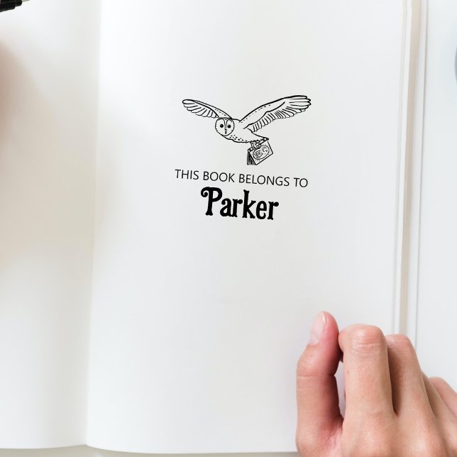 Tampons Encreurs Timbre du livre pour bébés de la chouette des bois (This book belongs to personalized bookplate stamp in the Woodland Storybook Baby Shower Collection.)