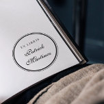 Tampons Encreurs Typographie de script classique Ex Libris Nom pers<br><div class="desc">Typographie De Script Classique Ex Libris Nom Personnalisé Timbre En Bois. Beau timbre avec "ex libris" avec votre nom personnalisé dans la typographie de script pour personnaliser vos livres de bibliothèque. Inscrivez-vous avec style en utilisant notre design, cliquez sur le bouton personnalisé pour ajouter vos propres détails, et faites ce...</div>