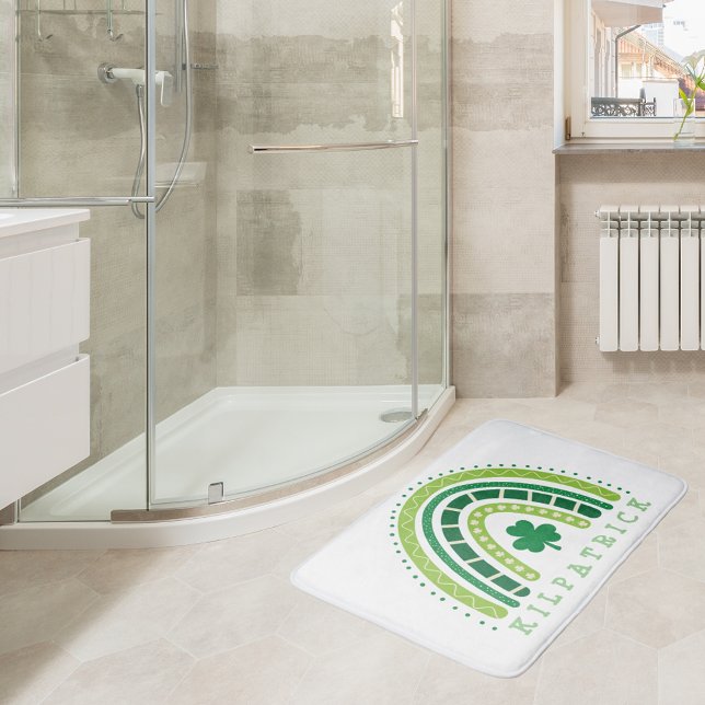 Tapis De Bain Arc en ciel de St. Patrick | Happy Whimsical Shamr (St. Patrick's Rainbow | Happy Whimsical Shamrock Bath Mat)