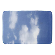 tapis de bain avec des nuages dans un ciel bleu