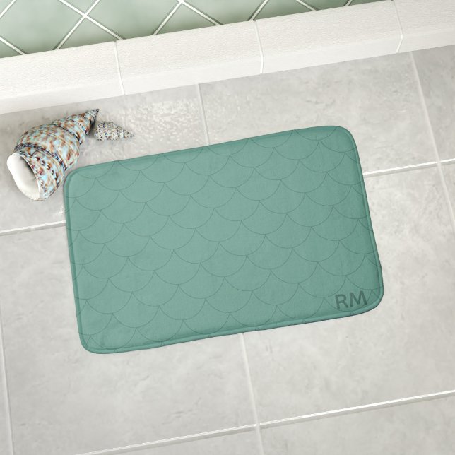 Tapis De Bain Balances à queue de sirène Motif Monogramme vert (A green mermaid scales pattern bath mat with space for your initials. Available in 3 sizes S, M & L)