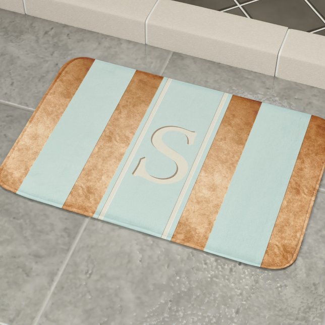 Tapis De Bain Bandes modernes Robin Oeuf Bleu Cuivre Mat (Just add your initial to this stylishly striped copper and robin egg blue bath mat)