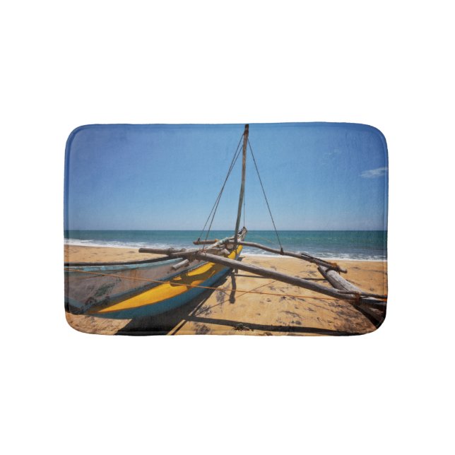 Tapis De Bain Bateau de pêche amarré sur la plage (Devant)