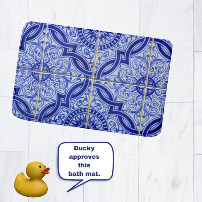 Tapis De Bain Bleu + Blanc Méditerranée Azulejo Carrelage Motif (An elegant, blue + white Mediterranean tile pattern bathmat. Ducky-approved.)