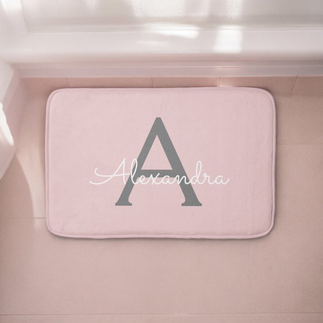 Tapis De Bain Blush Rose Gris Moderne Écriture Féminine Monogram (Créateur téléchargé)