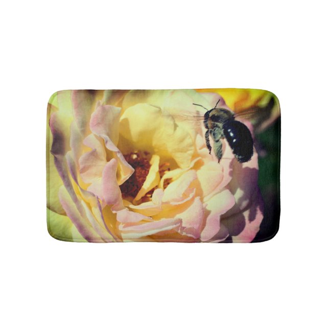 Tapis De Bain Bumble Bee Volant Dans Rose Rose Rose Gros Plan (Devant)