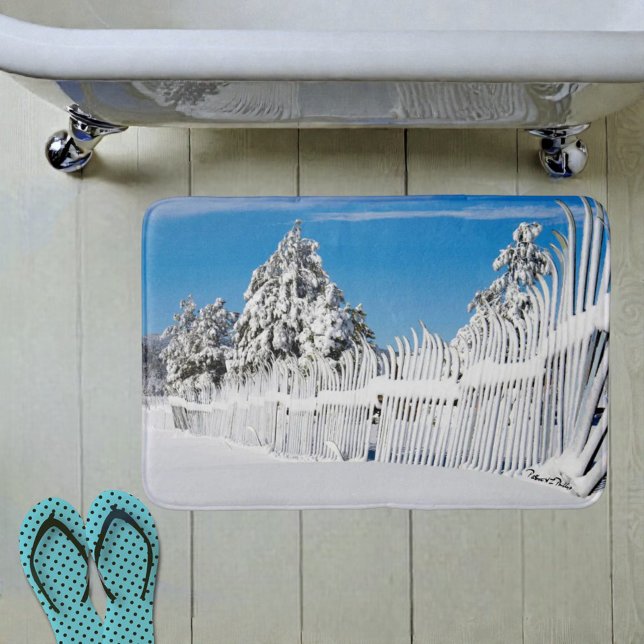 Tapis De Bain Cabine d'hiver Rusty Snowy Ski Fence Trees Photo (Snow ski fence in winter scene bath mat. )