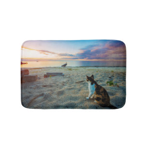 Tapis De Bain Chat se reposant sur une plage