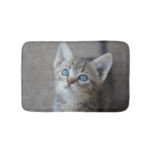 Tapis De Bain Chaton mignon dans le jardin