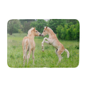 Tapis De Bain Chevaux de Haflinger, de mignons poulains élevant