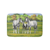 Chevaux De Peinture Gris De Pâte De Poisson En Été