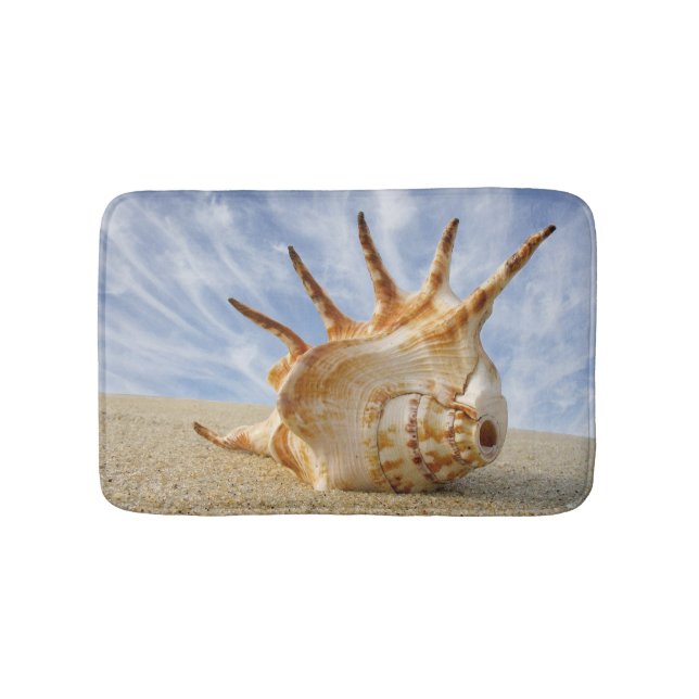 Tapis De Bain Conch Shell sur Sandy Beach, Blue Sky (Devant)