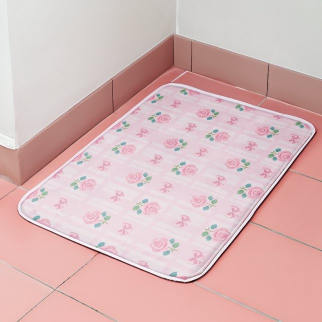 Tapis De Bain Coquette Plaid Ruban et rose Rose (pink bath mat with roses and ribbon on top of pink tile floor)