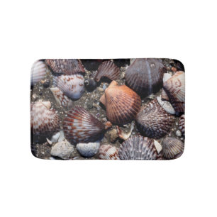 Tapis De Bain Coquillages colorés crantés sur un sable noir