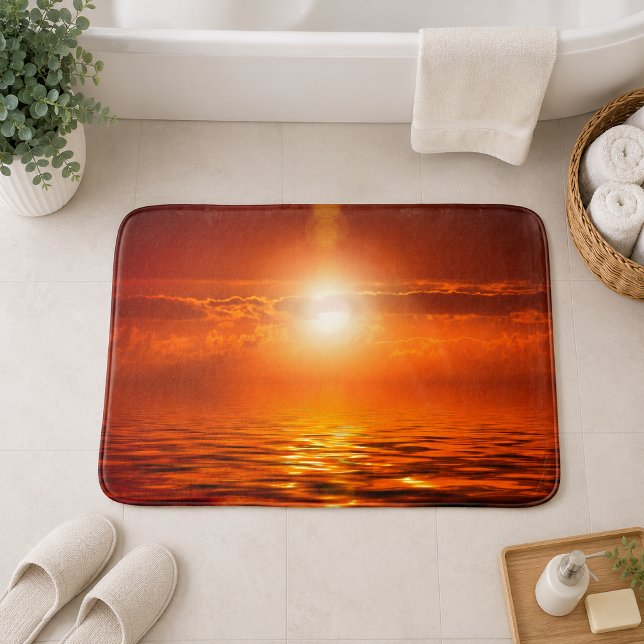 Tapis De Bain Coucher de soleil tranquille ciel doré orange sur  (Tranquil Sunset Orange Golden Sky Over Sea Ocean Bath Mat)