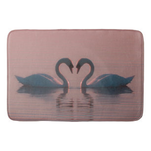 Tapis De Bain Cygnes noirs nagent sous un ciel rose
