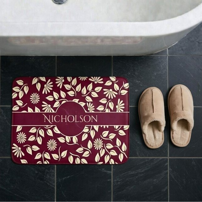Tapis De Bain Élégant Monogramme Nom personnalisé Leaf Daisy Bou (Pastel yellow retro flowers and leaves on burgundy bathmat with template name and monogram.)