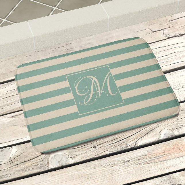 Tapis De Bain Élégant Monogramme Turquoise Crème rayures Côtier (Add your initial to this elegant coastal style bath mat)