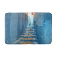 Escalier bleu étroit au Maroc