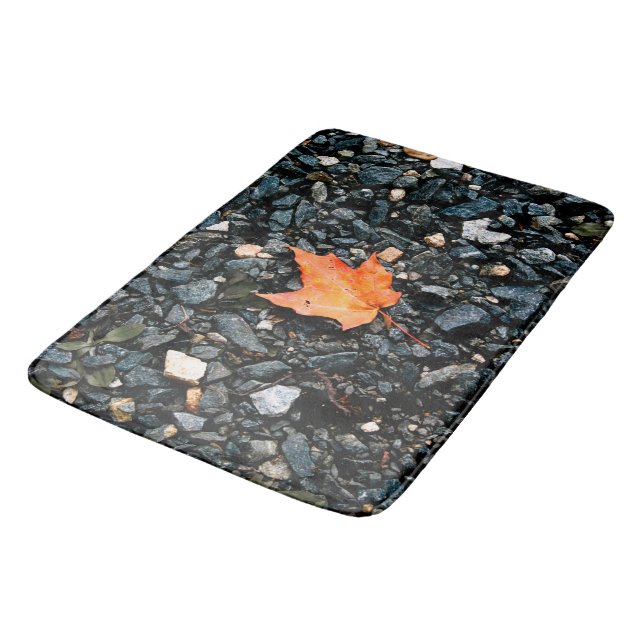 Tapis De Bain Feuille orange sur rochers noirs (Angle)