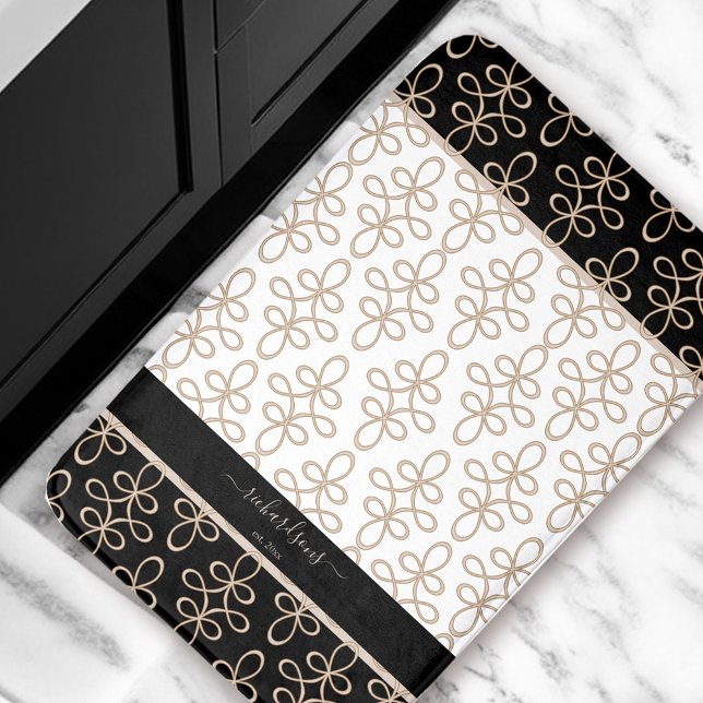 Tapis De Bain Filigree Motif Monogramme Beige Noir Élégant (Filigree Pattern Monogram Beige Black Elegant Bath Mat)