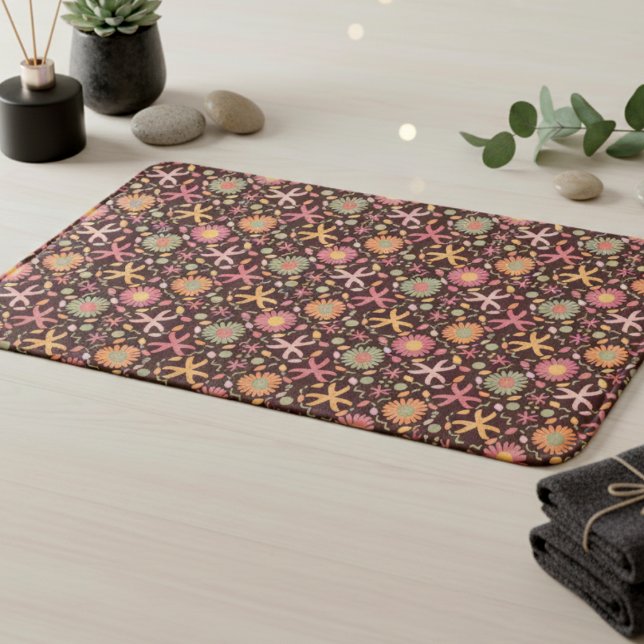 Tapis De Bain Fleurs Et Étoiles De Mer Sur Fond Brun Chocolat (Cute comfort for your toes and your aesthetic with fun playful starfish and flowers on rich coco.)