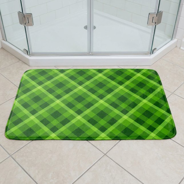 Tapis de bain grand format à carreaux verts et arb (Beautiful Tree Green Plaid Large Bath Mat on a tiled floor in front of a shower in a bathroom.)